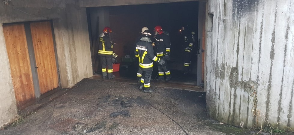 Paura a Mattarello per un incendio in un garage, va a fuoco un attrezzo agricolo